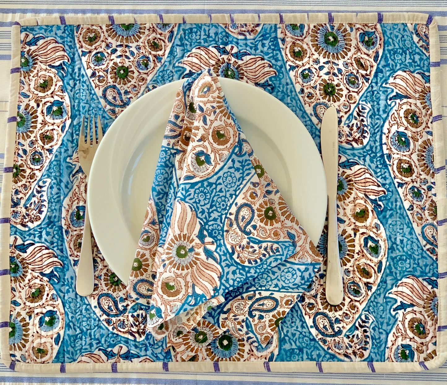 Reversible placemat and napkin