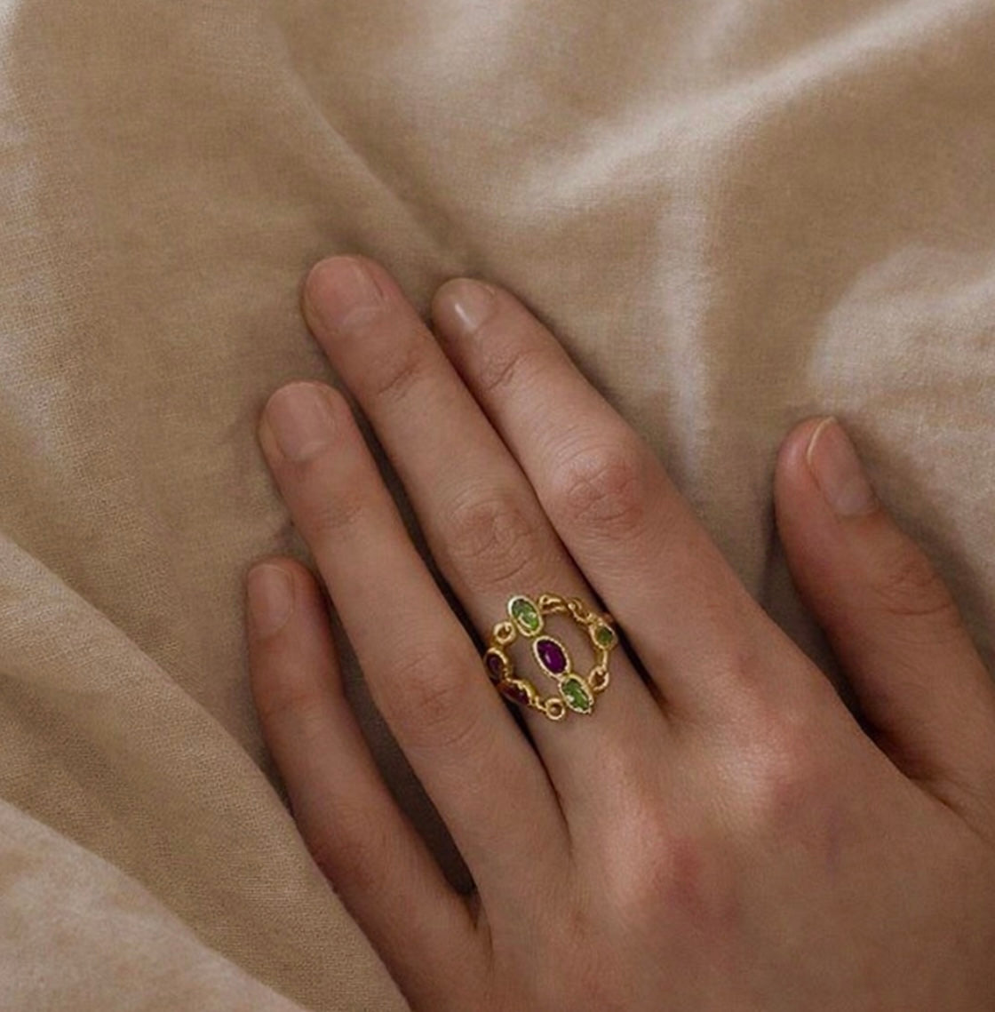 Forgyldt ring med halvædelsten, str. 56